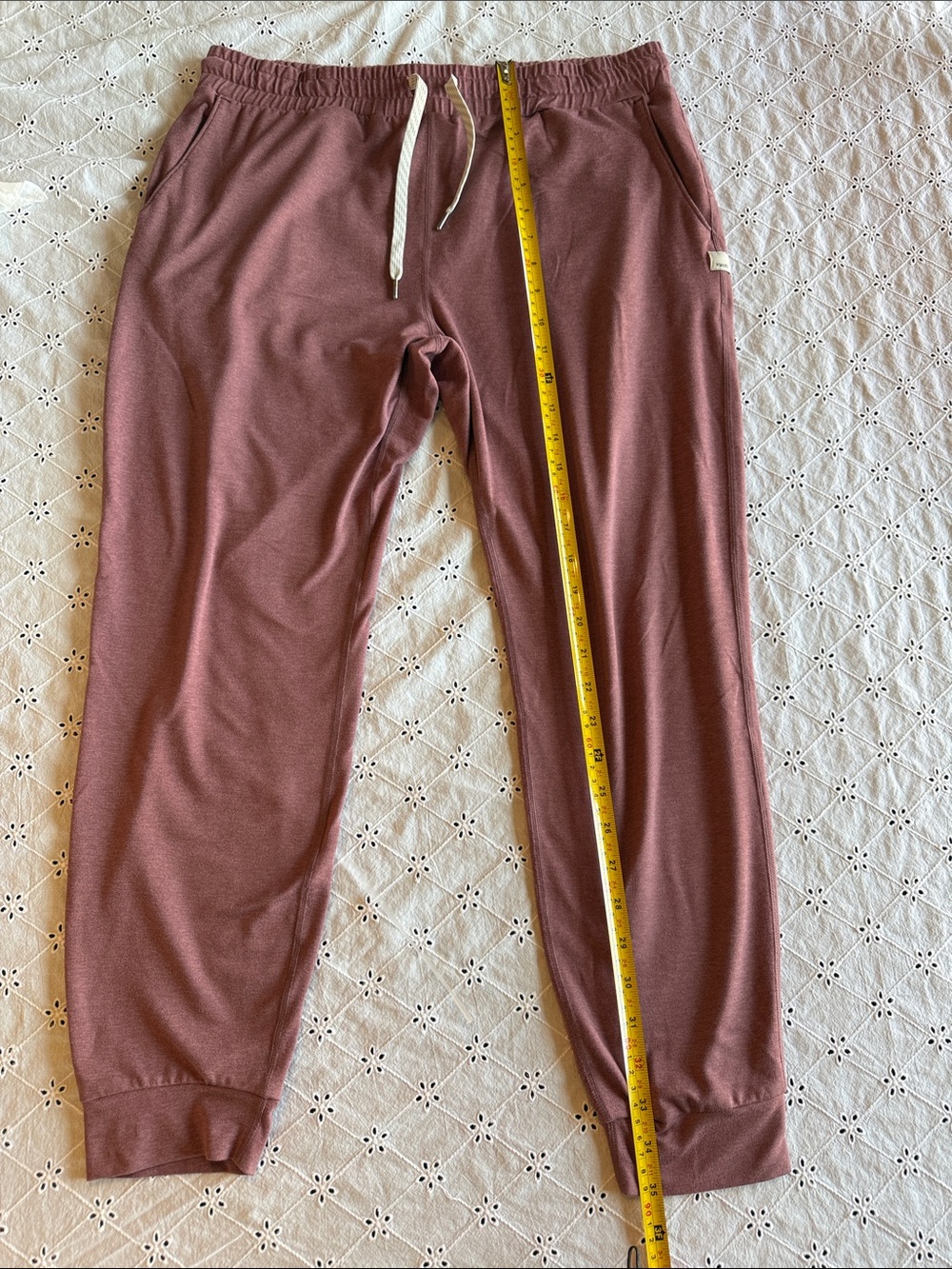 Vuori women’s performance joggers Large- Dusty Rose